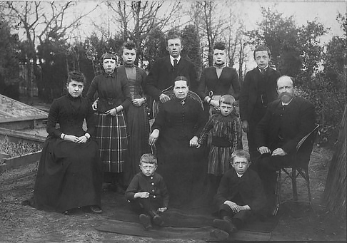 gezin_van_johannes_josephus_jurrissen___eva_alida_rietveld-jaar_april_1890.jpg